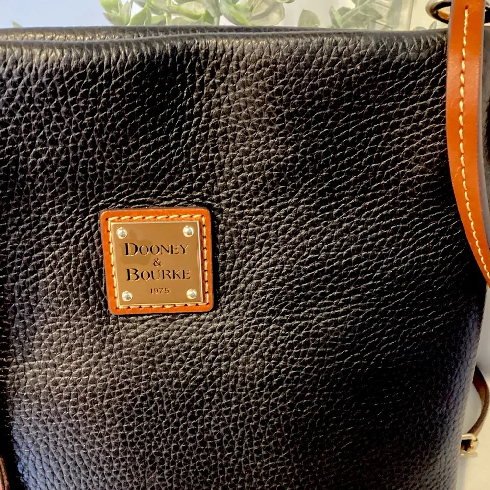 Dooney & Bourke Black Leather Crossbody Bag w Adjustable Strap - Picture 6 of 12